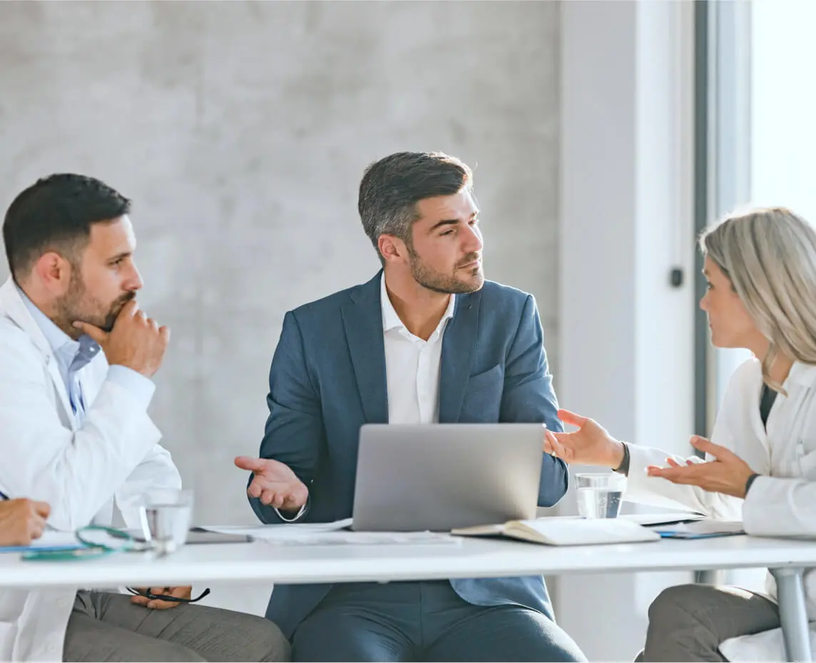 A group of colleagues sitting and having a discussion